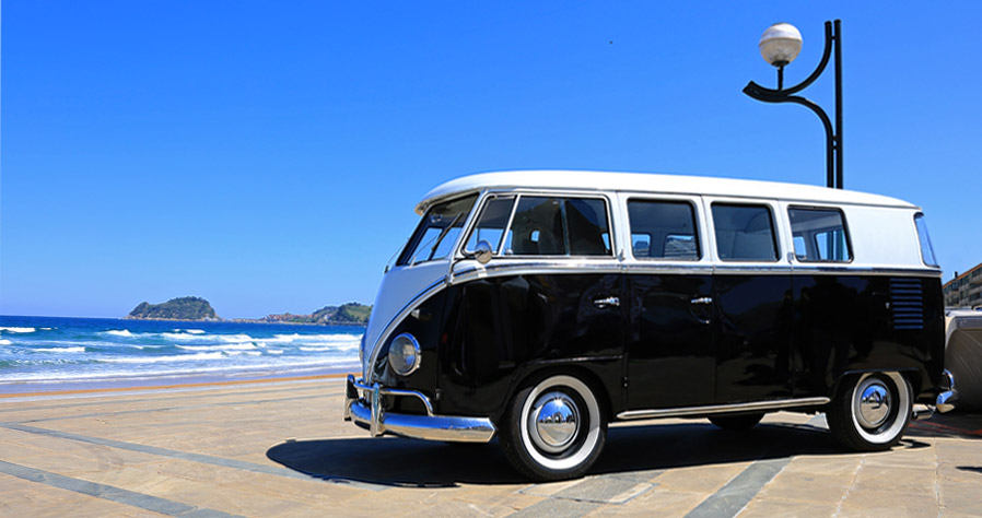 VW-Bus: Diese Dinge gehören in jeden Bulli - Anschauungsbild: VW Bus steht am Meer